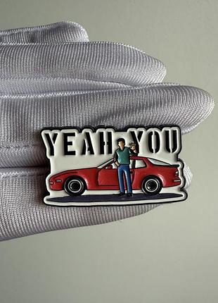 Пін значок металевий брошка машина «yeah you!» з червоним автомобілем – мотиваційний емальований значок автомобіль