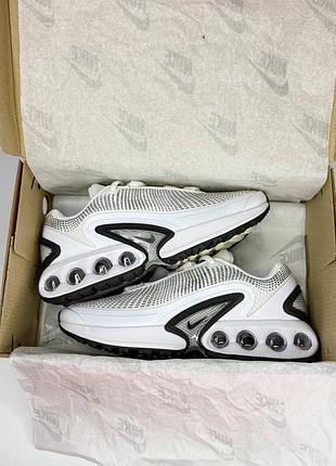 Nike air max dn
•  white / black • 9