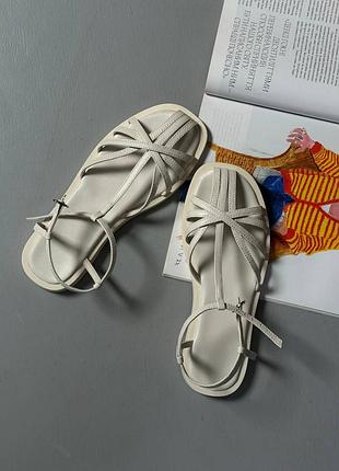 Білі, молочні й лате босоніжки