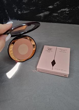 Культовые двухцветные румяна charlotte tilbury cheek to chic в универсальном оттенке pillow talk.