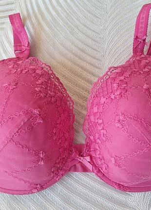 Рожевий з  вишивкою бюстгальтер фірми marks and spencer розмір 36dd 80e