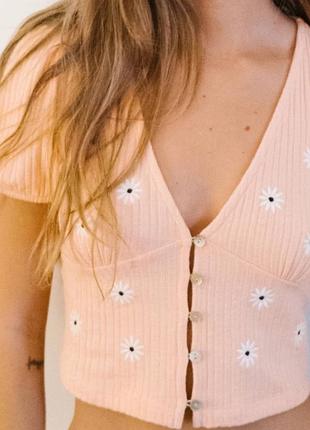 Ніжна укорочена блуза bershka з вишитими ромашками