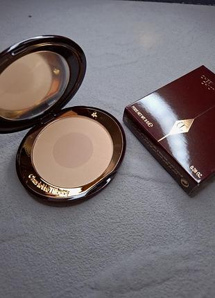 Легендарные двухцветные румяна charlotte tilbury cheek to chic в наиболее популярном и универсальном нюдовом оттенке first love.