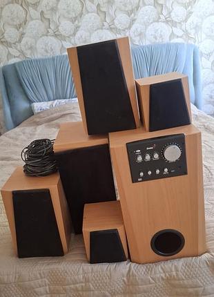 Акустическая система — genius sw-5.1 home theater, состоящая из активного сабвуфера и пяти пассивных колонок.