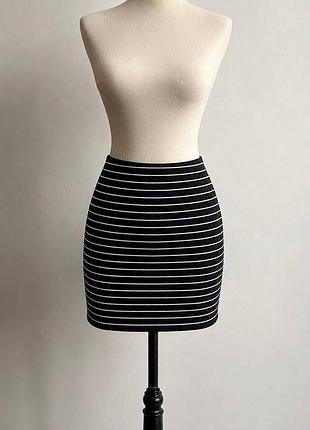 Облягаюча міні-спідниця в смужку бренду zara розмір s
