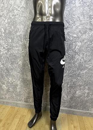 Nike air штаны s размер спортивные на манжетах черные с принтом