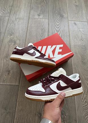 Nike sb dunk burgundy croc