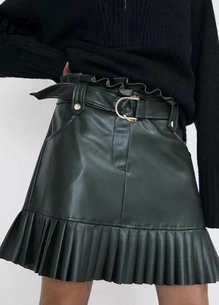 Спідниця zara зі екошкіри з плісировкою та ременем