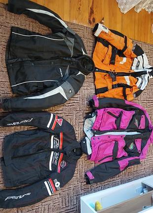 Мотокуртки: polo pharao (оранжевая), fasstlane (черная с красным), ixs (розовая), cycle spirit, из текстиля, с защитными вставками для плечей и локтей