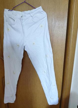 Білі джинси з вишивкою ромашок kisso jeans