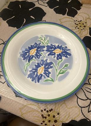 Вінтажна тарілка від laura ashley у візерунку st helier, що характеризується блакитними квітами на білому фоні та синьо-зеленою облямівкою.
