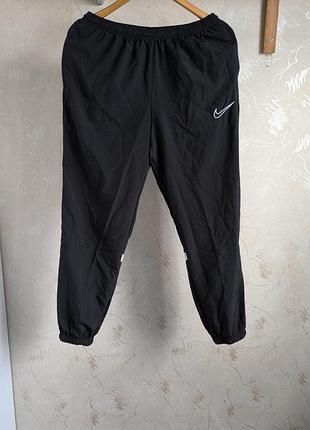 Спортивные джоггеры nike