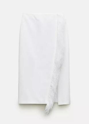 Юбка декорирована перьями от zara
