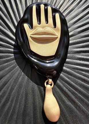 Трендова брошка enamel black hand brooch сальвадор далі золота з чорною емалью