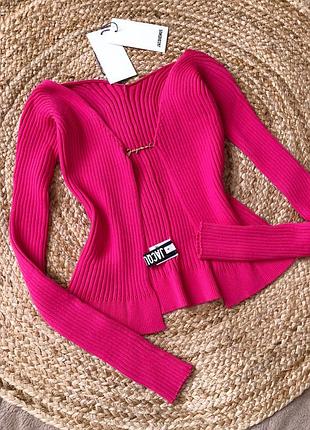 Новий відомий кардиган jacquemus "la maille pralù longue" яскраво-рожевого кольору (pink / fuchsia)