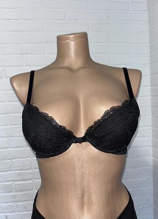 Дуже гарний чорний мережив бюстгальтер з пушап подушечками від wonderbra