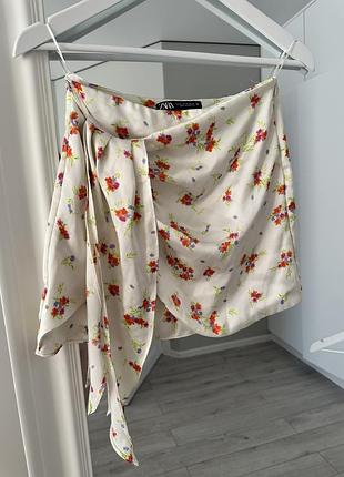Сатинова юбка zara квітковий принт асиметрична спідниця zara під атлас/шовк