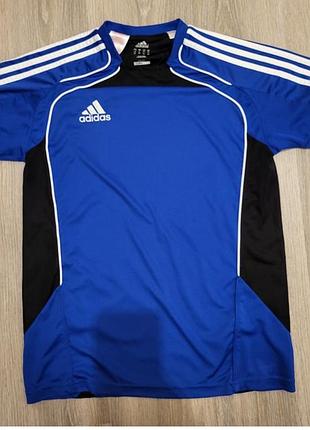 Синя футбольна футболка adidas condivo має характерні білі смуги на плечах та чорні вставки з боків р.46/48