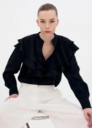 Черная блузка с воланами (рюшами) бренда h&amp;m.
