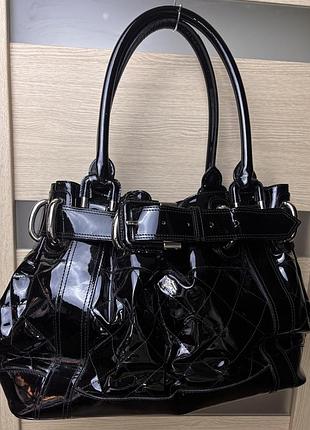 Чорна стьобана сумка burberry beaton з лакованої шкіри зі срібною фурнітурою