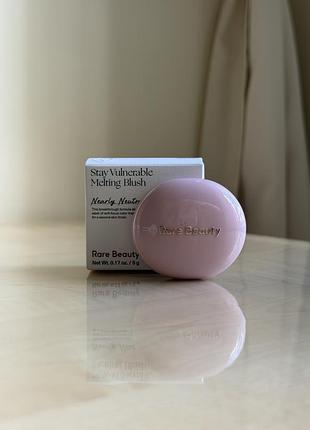 Компактні кремові румʼяна rare beauty stay vulnerable melting blush in nearly neutral (soft neutral pink) 5 г