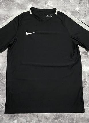 Мужская спортивная футболка nike dri-fit