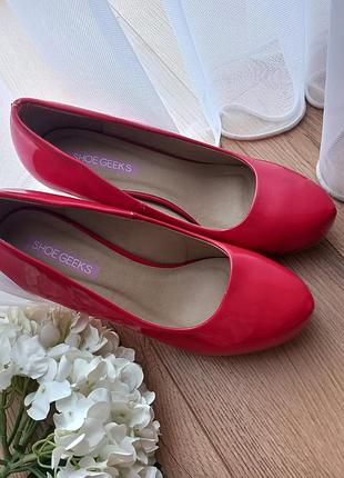 Shoe geeks красные лаковые туфли-лодочки с округлым носком 37 размер стелька-23,5