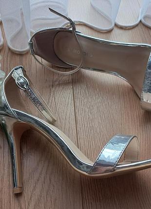 Glamorous сріблясті босоніжки на підборах 38 розмір устілка-24
