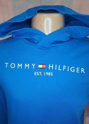 Голубое худи tommy hilfiger с логотипом на груди и карманом-кенгуру.