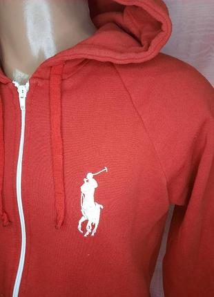 Червоне худі на блискавці від polo ralph lauren з білим вишитим логотипом гравця в поло на грудях.