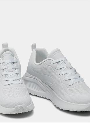 Стильні білі кроси skechers