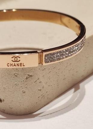 Жесткий браслет-бенгл в стиле chanel с камнями, медицинское золото