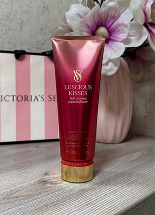 Парфумований зволожуючий лосьон для тіла victoria’s secret luscious kisses fragrance body lotion