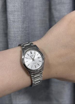 Жіночий годинник casio, сріблястий, у відмінному стані.