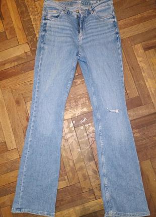 Джинси c&a bootcut, світло-блакитні жіночі джинси-кльош з декоративним розрізом на штанині.