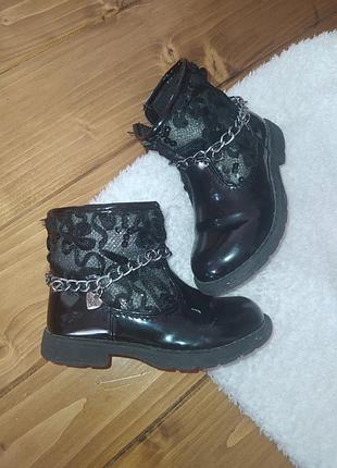 Милі лаковані черевики чоботи демісезон з ланцюжком і мереживом. лаковая кожа ботинки