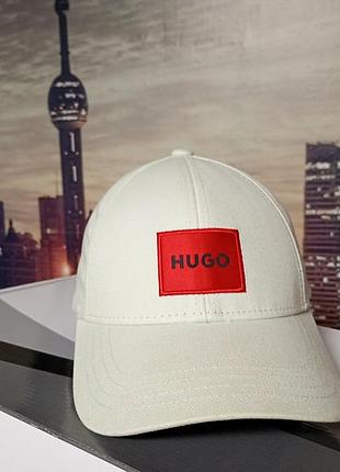 Стильна та лаконічна бейсболка hugo з фірмовим червоним патчем — ідеальний вибір для створення комфортного повсякденного чи спортивного образу.