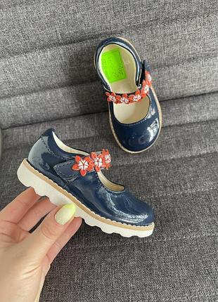 Оригінальні шкіряні лаковані туфлі clarks