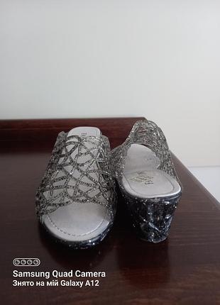 Нові жіночі шльопанці на пляж та басейн на танкетці  fashion