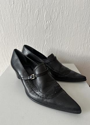 Туфлі з гострим носиком gortz shoes 39