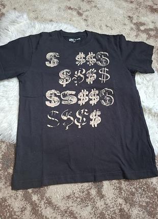 Футболка uniqlo ut archive створена у співпраці з фондом andy warhol і має фірмовий принт із зображенням знаків долара.