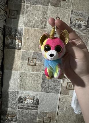 Брелок — ty beanie boos yips у формі чихуахуа з єдинорогом, який вирізняється яскравим різнокольоровим хутром