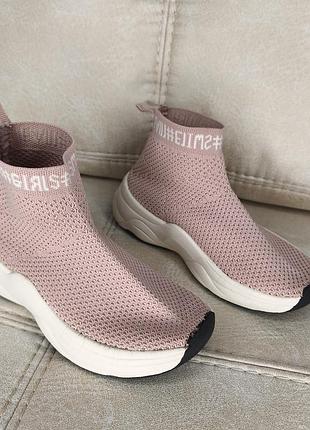 Дуже класні високі кросівки від zara. гарний колір. такі зручні.