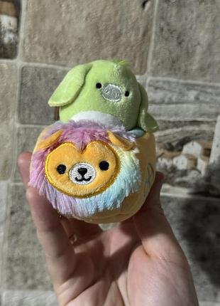 Ця іграшка — squishville mini squishmallow у формі віслюка на ім'я джуніпер, що сидить у транспортному засобі, схожому на лева.
