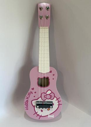 Гітара рожева укулеле має тематичний дизайн hello kitty