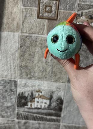 М'яка іграшка — рибка sami з колекції ty teenie beanie boos, випущена для mcdonald's у 2019 році.
