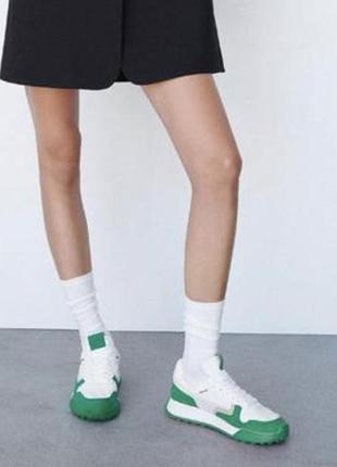 Женские белые кроссовки zara/ модель colourful trainers green/, с сетчатыми текстурированными элементами и ярко- зелеными вставками, размер 41.