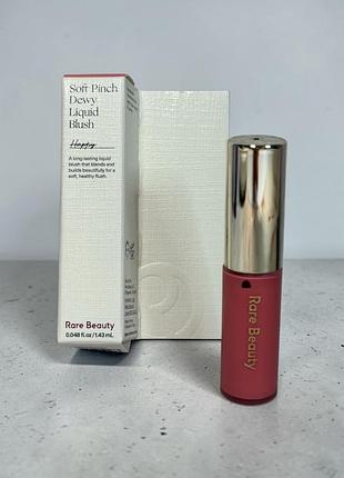 Румʼяна rare beauty soft pinch liquid blush у відтінку happy 1,43 мл