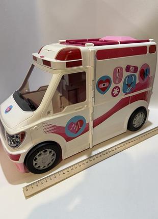 Машина mattel barbie care clinic трансформується в мобільну лікарню