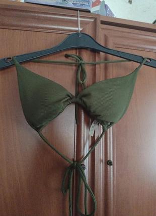 Верх купальника в рубчик.
